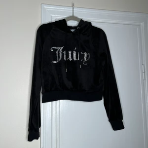 Juicy couture velour hoodie svart storlek L - Hoodie med Juicy logga på bröstet i strass. Normalt begagnat skick. 