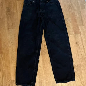 Baggy svarta jeans - Ganska baggy svarta jeans från Jack and Jones  Passar som en storlek 30 ben 30 midja  Bra skick