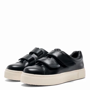 Eytys skor  - Säljer mina snygga svarta eytys då de används för sällan. Skorna har kardborreband upptill, en modell som eytys inte längre säljer. De är använda men i riktigt bra skick! Skickar bilder vid intresse. Pris kan diskuteras 