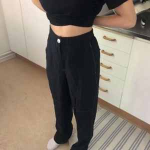 Wood Wood byxor  - Slutsålda byxor i cargo stil från Wood Wood.  Använda endast ett fåtal gånger.  Modell: tilly trousers, köptes för 2000