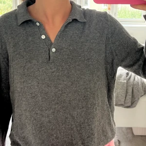 Tröja Zara - Grå finstickad tröja från zara med krage! Knappt använd, superbra skick! Stl XL men passar xs-m skulle jag säga!