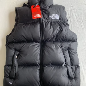 North face vest  - Säljer en helt ny north face vest med lapparna på! Då den inte kommer till andvändning.💕
