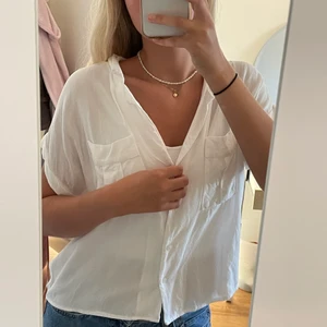 Vit kortärmad skjorta - En jättesöt vit kortärmad skjorta! Passar till allt och är jättemjuk och skön❤️