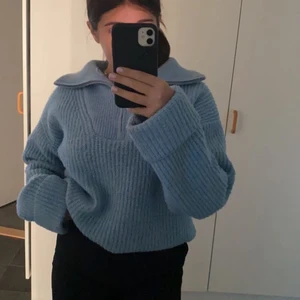 Stickad tröja - Hej säljer denna stickade tröja i nyskick, skriv gärna för frågor eller bilder💗