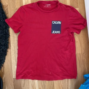 Röd Calvin Klein tröja  - Tröjan är i storlek M och passar som det. Den är använd ett antal gånger men är ändå i bra skick 