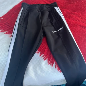 Palm Angels byxor i storlek S - Köpta på deras egna hemsida för några månader sen. Storlek S i dam, använda max en gång. Kvitto på Mail finns. Säljs då för korta för mig som är 175. 