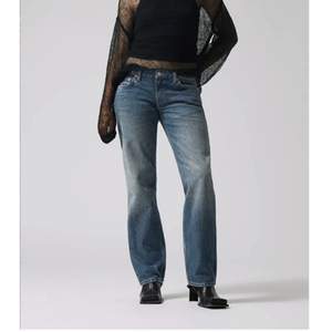 Säljer nu mina helt nya och oanvända Arrow low jeans då dom tyvärr inte satt bra på mig och var något litet. Storlek 26/30. 400 + frakt💕