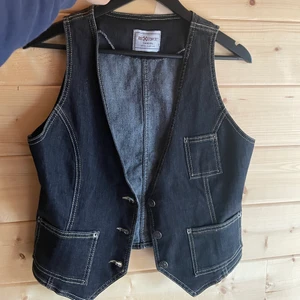 Vintage väst - Jeans väst, med stjärna på ryggen, jättefint skick, storlek S exklusive frakt 50kr