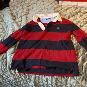 Gant Rugby - Säljer min rugby tröja då den har blivit för liten för mig. 