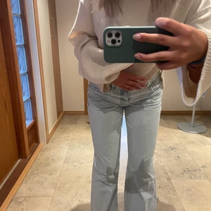 Blåa jeans, Mango - Superfina ljusblåa jeans från mango i storlek 36. Säljer pgr av att dom har blivit för stora, aldrig använt💕Köparen betalar frakten (59kr)!