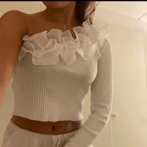 Vit volang tröja  - En helt ny tröja ifrån Zara endast testad och prislappen finns kvar💞  Storlek M men skulle säga att storleken är mer  S Slutsåld i butik💞