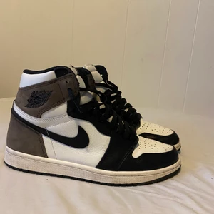 Jordan 1 mocha 43 - Säljer dessa Jordan 1 mocha då jag precis köpt dom men de passade tyvär inte, skon är i bra skick och om du skulle vilja se mer bilder är de bara att fråga. Skorna är i storlek 43. 