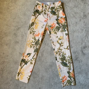 Blommiga kostymbyxor - Jätte snygga och unika kostymbyxor! Köpta på hm för några år sedan men bara använda ett fåtalgånger och i fint skick! Säljer då det är för små för mig tyvärr<3 Kan mötas upp eller skicka 