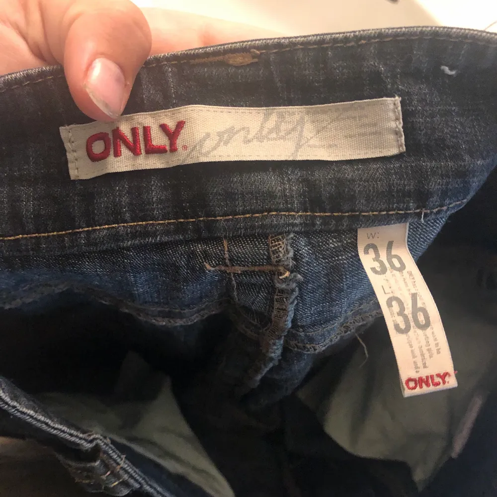 Aldrig använda dom har inte repor och är hela säljer dom för att dom inte passar mig längre kan tänka mig 50-100kr  för dom  . Jeans & Byxor.
