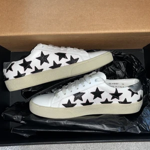 Saint Laurent skor - Använda fåtalgånger- inga defekter. Storlek 36, men stor i storleke.  MODELL Saint Laurent Court Classic SL/06 sneakers ❗️Har EJ orginalförpackning eller kvitto kvar❗️