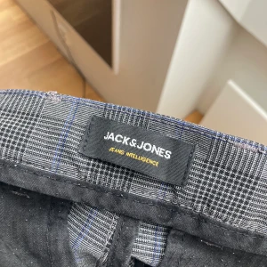 Byxor från Jack&Jones  - Säljer byxor från Jack&Jones. Gott skick