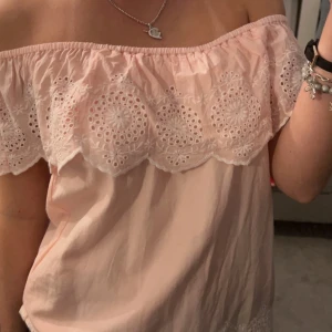 Söt rosa topp  - Säljer denna söta topp som Max är använd 1 gång så den är som ny🥰  (Färgen på toppen är som första bilden. Dom andra två bilderna så är det ljuset som gör att toppen ser ljusare ut!) 😍  