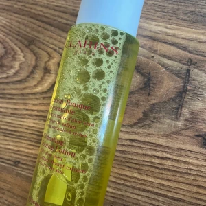 ClarinsHydrating Toning Lotion 200 ml - Alkoholfritt ansiktsvatten med rikt innehåll av växtextrakt för en komplett rengöringsrutin för en normal till torr hud. Frisk lätt vatten-textur som ger huden en smidig och fräsch känsla och gör den förberedd inför efterkommande hudvård. 