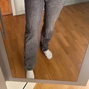 Gråa jeans, liknar de trendiga från zara! Jättesnygga och säljer endast då dom blivit lite små. Buda från 100 eller köp direkt för 200
