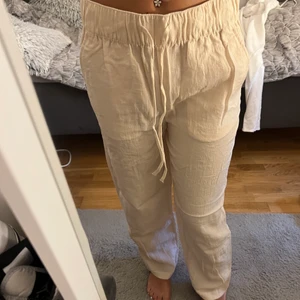 Beige linnebyxor  - Ett par beigea linnebyxor från H&M i storlek S men passar både mindre och större. Aldrig använda då jag inte tyckte de passade mig.