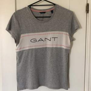 Fin T-shirt från Gant, stl 170cm/15 years.  Sömmen har gått upp lite baktill, se bild. Den händige kan lätt sy detta. 