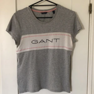 T-shirt Gant stl 170cm/15 years - Fin T-shirt från Gant, stl 170cm/15 years.  Sömmen har gått upp lite baktill, se bild. Den händige kan lätt sy detta. 