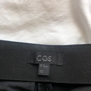 Kostymbyxor COS - Enkla, svarta kostymbyxor från COS. God kvalitet och utan slitage. Dragkedja i sidan. Stretchigt material, men som samtidigt är tjockt. Priset kan diskuteras! 