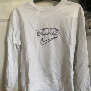 Nike tröja i strl S/M, ej äkta.  Har en liten fläck på sig men syns knappast inte (har inte sett den förens nu). Säljes pga att den inte kommer till användning. Säljes för 60kr. Köparen står för frakten. 
