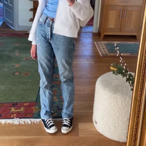 ONLY JEANS - säljer dessa fina ONLY jeans. Dom är straight jeans och har normal midja. Tagen där bak är bort tagen! Köparen står för frakt