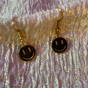 Örhängen  - Svarta coola smiley örhängen, Inte nickelfria, 10kr + 13kr frakt
