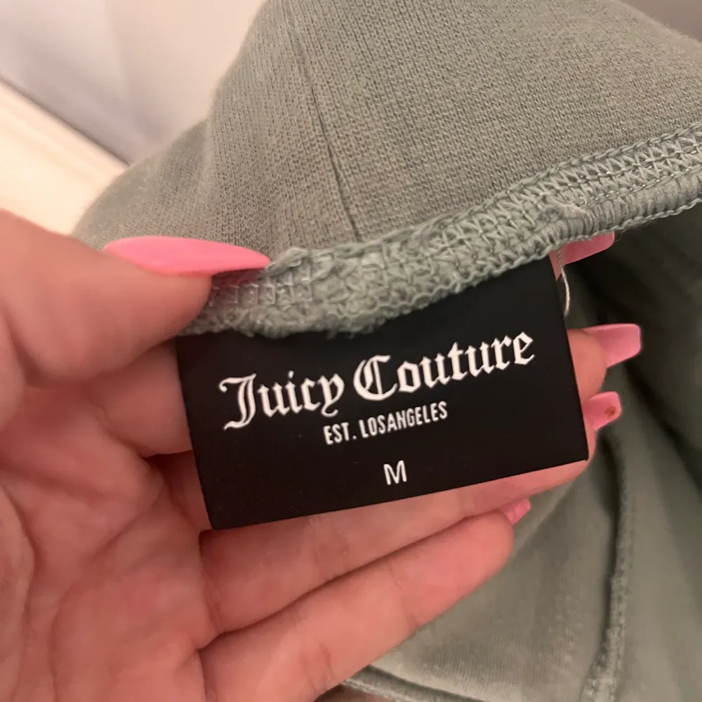 Populära gröna juicy couture i nyskick använda ett fåtal gånger. Säljes pga fel storlek. Köparen betalar frakten. Dom är slut överallt nästan. Jeans & Byxor.