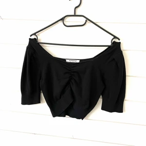 Topp - Kort topp med rynkning i fram, storlek 36, oklart vart den är ifrån tror Nelly