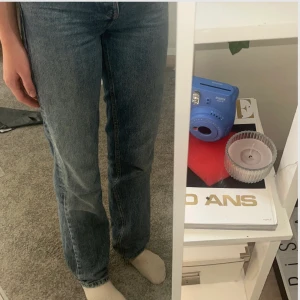 Zara Mid Rise Straight Jeans - Säljer mina snygga och populära Zara Mid Rise Straight Jeans i väldigt bra skick!   Pris kan diskuteras! 💗Hej! La ut denna annons för ett långt tag sen. Så jag vet inte vart jeansen är just nu. Men dom går så klart att köpa om jag hittar dom!  💗💗