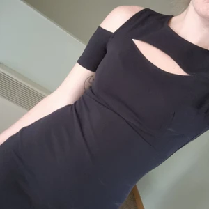 Classy black dress  - En snygg svart klänning med öppna axlar, skön stretch, knappt använd. Storlek xs men passar även S 