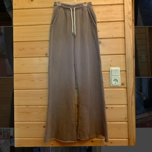 Flared mjukisbyxor - Utsvängda mjukisbyxor från pull&bear i en brunlila färg. OBS! Lappen säger storlek S men den sitter som XS och är åtsittande ända ner förbi knäna där de svänger ut. Aldrig använda, materialet känns mellanvarmt så passar bra på höst och vår!