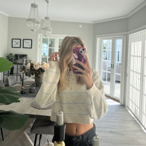 Stickad tröja  - Beige randig stickad tröja från shein💖 lite croppad men jättefin 