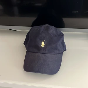 Ralph lauren keps - Säljer min marin blåa Ralph lauren keps då den sällan kommer till användning längre. Skick 8,5/10🥰 Pris+frakt, vid snabb affär, pris kan diskuteras!🤍