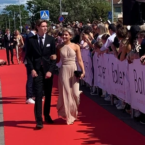 Balklänning  - Säljer min fina balklänning som användes balen 2022! Det är en puderrosa/ beige klänning med flera olika knytsätt! Den har en slits fram vilket gör att den får ett jättefint fall! Passar mig som med klackar var runt 170cm! 