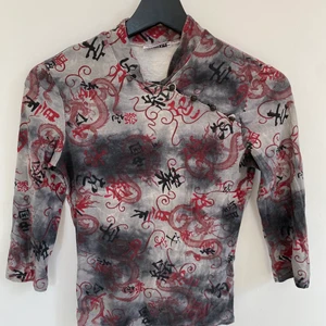 Topp med fina mönster - Snygg topp med knappar sidleds. Lite östasiatiskt inspirerad topp. (Kan även fraktas)