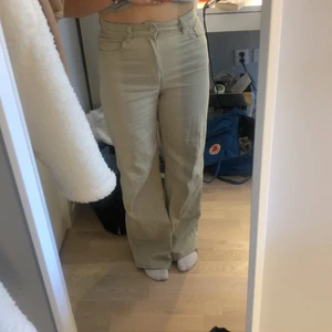 Beiga jeans - Coola beiga jeans. Aldrig använda. Väldigt bekväma. Pris kan diskuteras 