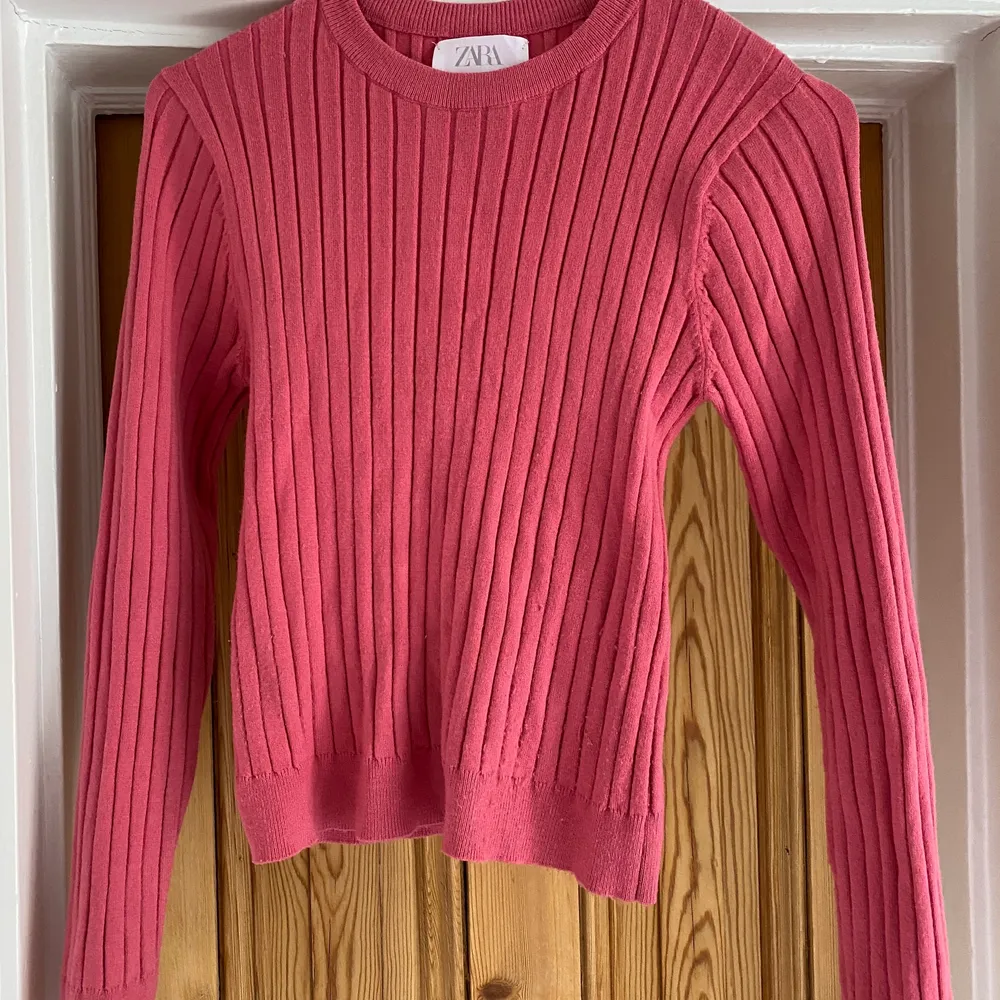 Rosa finstickad tröja från Zara, inköpt i våras. . Tröjor & Koftor.