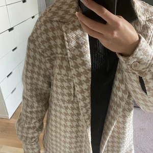 Skjortjacka - Jacka köpt här på Plick men som är från Nakd. Säljer nu pågrund av att den aldrig kommit till användning. Inga märken eller fläckar så med andra ord syns ej att den är använd
