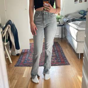 Jeans från zara som jag köpte i julas. De har en slits längst ner och är högmidjade upp till ungefär naveln. Jag är 164 och de går ner till marken. Kontakta om ni har några andra frågor