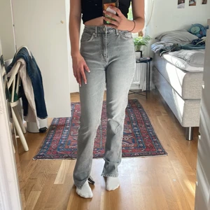 Gråa zara jeans - Jeans från zara som jag köpte i julas. De har en slits längst ner och är högmidjade upp till ungefär naveln. Jag är 164 och de går ner till marken. Kontakta om ni har några andra frågor
