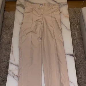 Kostymbyxor madlady - Kostymbyxor använda ca 3 gånger, biega/gråa