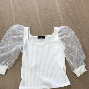 Tröja - Fin vit tröja med puffärm från Sisters point i storlek xs.