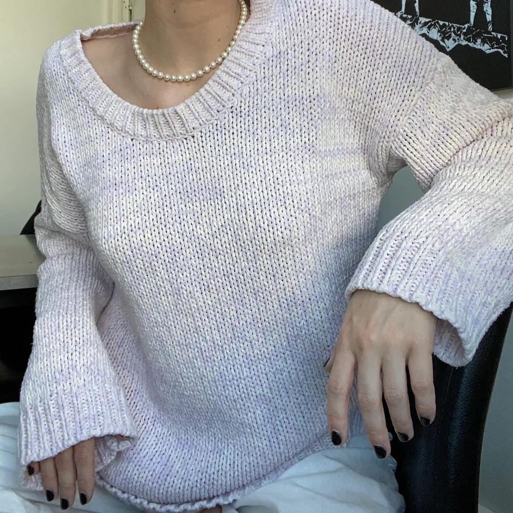 Jätte fin skickad tröja från Filippa K! Färgerna passar inte mig nu och därför kommer den inte till användning längre💜💕storlek (M) på tröjan🧡 ((Tryck INTE på köp nu)) färgerna är vit-rosa-lila💜. Stickat.
