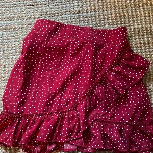 Fin prickig volangkjol - Prickig volangkjol. Säljer även en i marinblått 