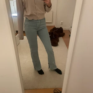 Blå jeans  - Så snygga blå jeans från nakd som jag tyvärr inte får så stor användning för längre💗storlek 34