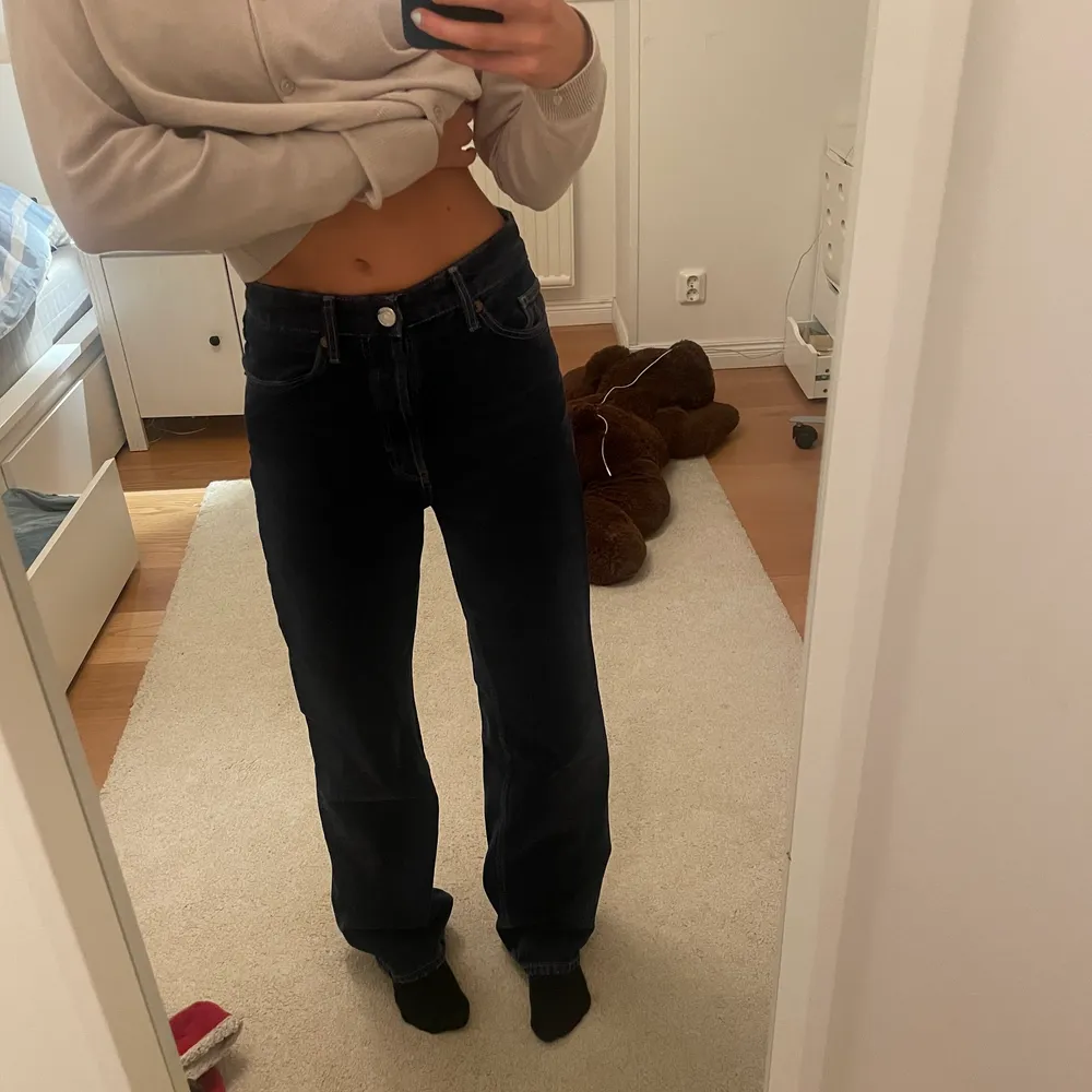 Super snygga mörk blå jeans från zara som har super snygga konturer på fickorna💗Är i storlek 32 men är stora i storleken, stod även så på hemsidan. Jeans & Byxor.